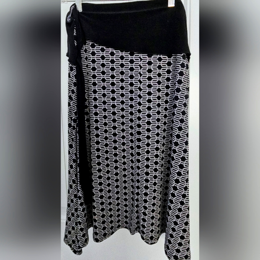 Mid length skirt size Lrg
